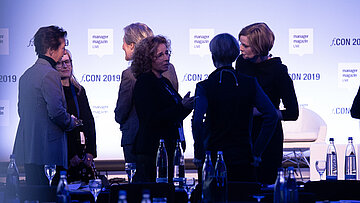 Symbolbild führt zur Konferenz und Net­working­-Plattform für Frauen
