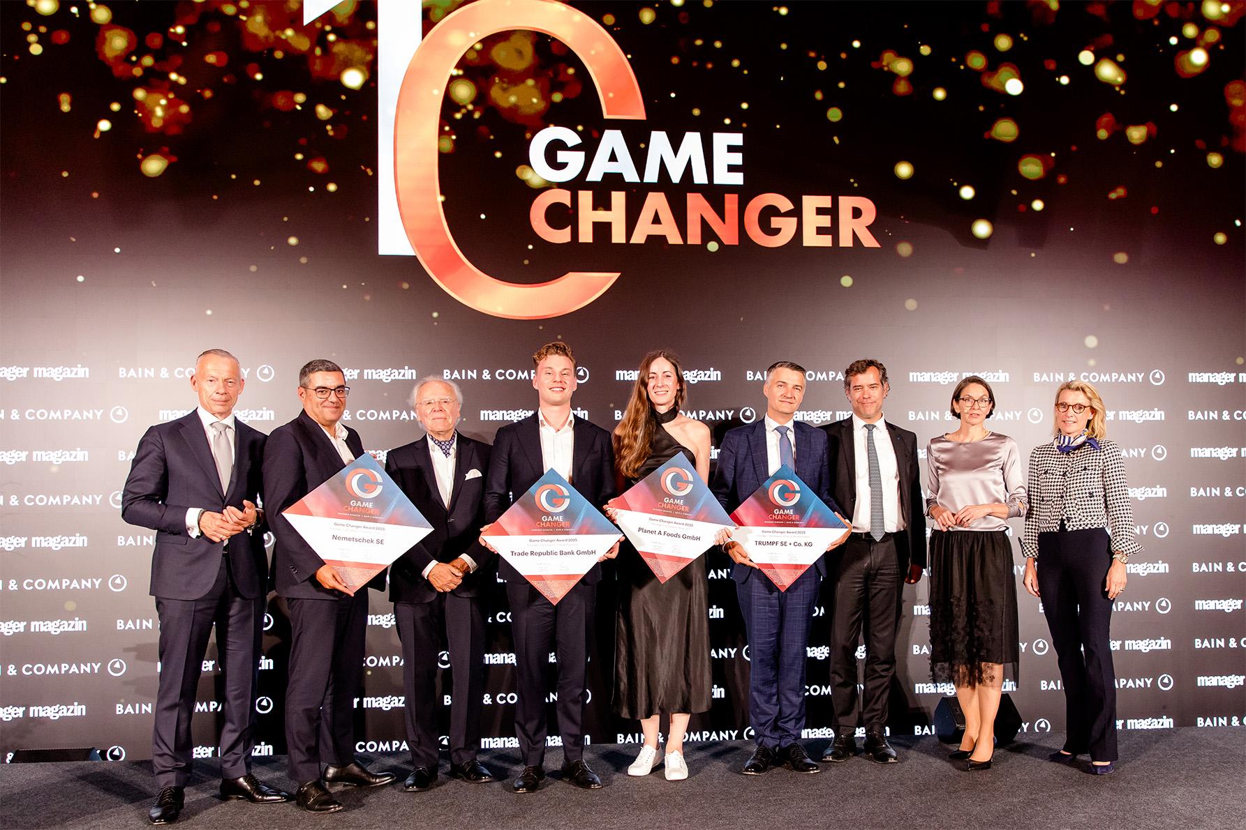 Gruppenfoto der Gewinner des Abends und der Gastgeber